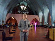 Martin Hertel vor der Klais-Orgel in St.Bonifatius